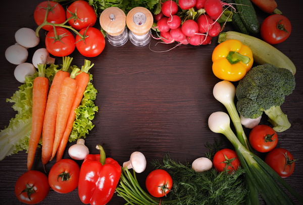 木板上的蔬菜图片