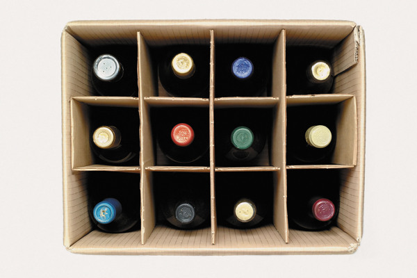 装满葡萄酒的瓦楞纸箱图片