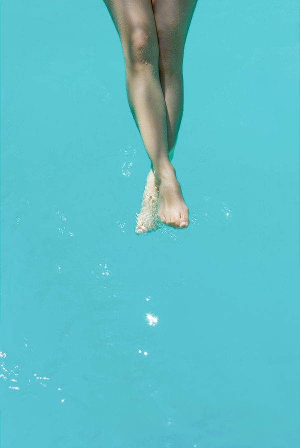 游泳的女人图片