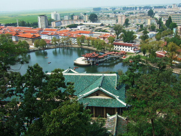 朝鲜城市里的公园风景