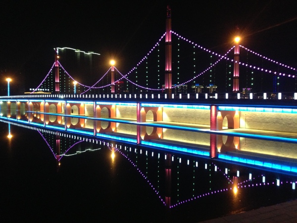 新疆库尔勒孔雀河夜景桥图片
