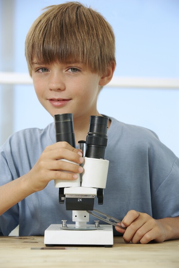 拿显微镜的儿童图片
