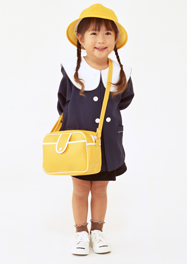 带着小黄帽背着书包的小学生图片