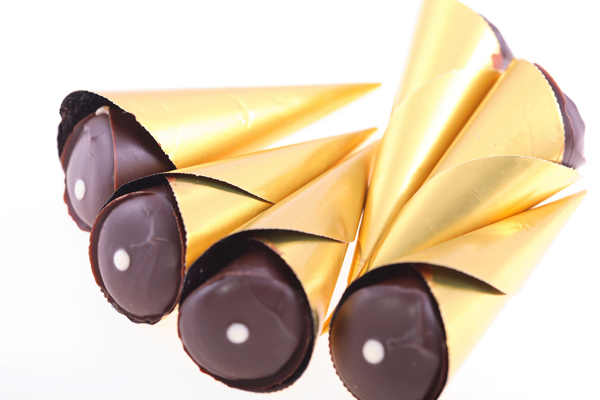 金色纸包装的巧克力图片