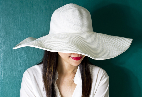 白色帽子美女图片