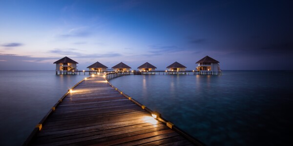 夜晚海上木桥风景图片