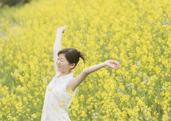 油菜花里的女生图片