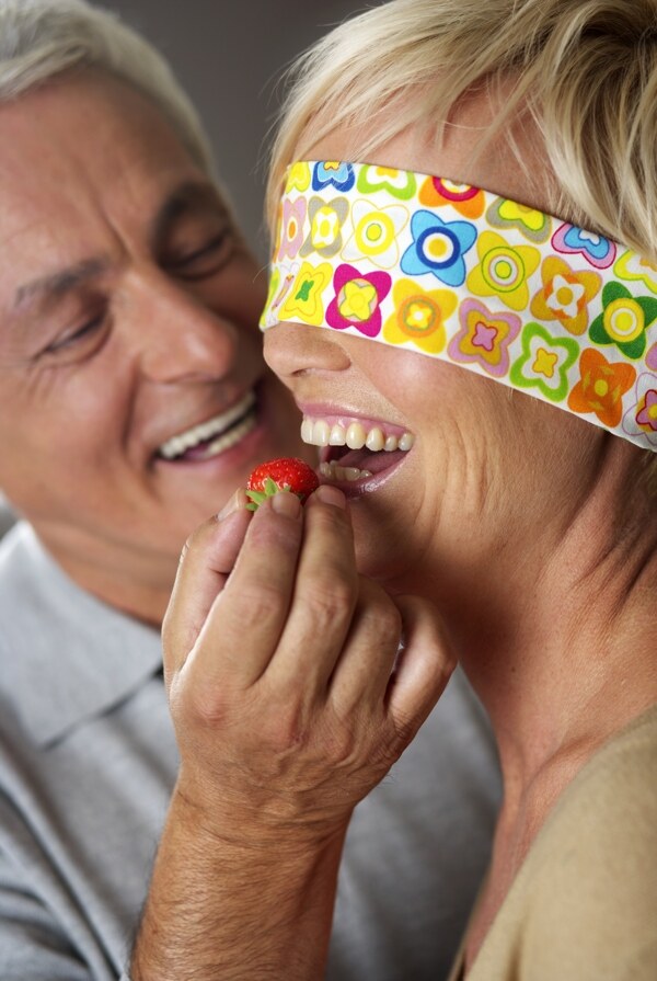 蒙着眼睛喂草莓的夫妻图片