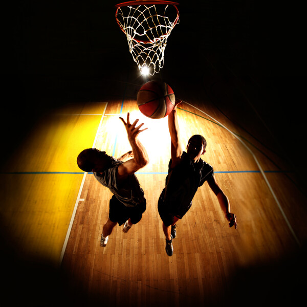 打篮球比赛的男子运动员图片