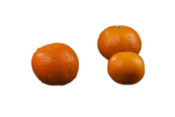 三个新鲜的大橘子