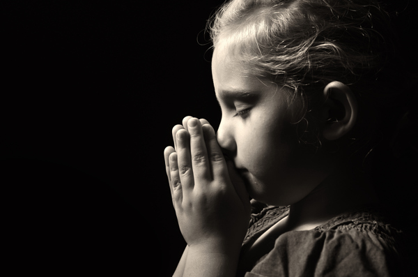 祈祷的小女孩图片