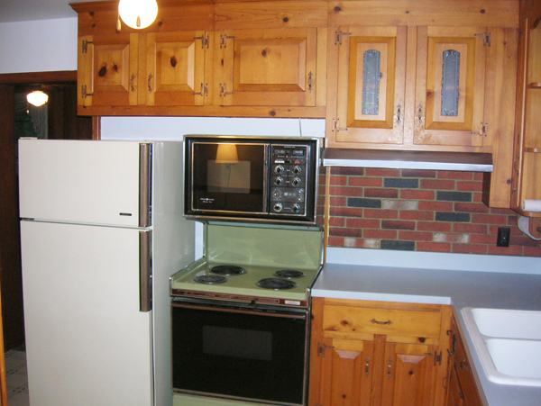 实木装修厨房一角图片