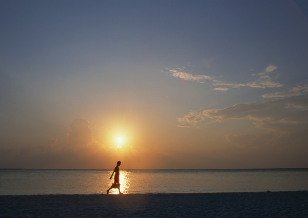 海边海滩夕阳黄昏傍晚美景行人散步游客