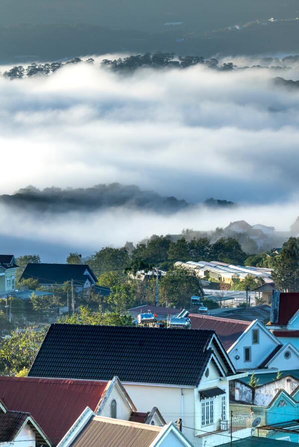 云雾袅绕的村庄