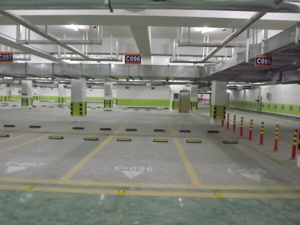 环氧地坪地下停车场设施图片