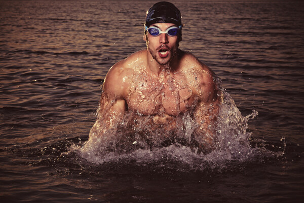 游泳肌肉男性图片