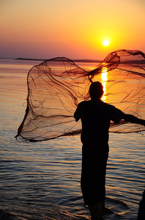 夕阳下渔翁捕鱼高清图