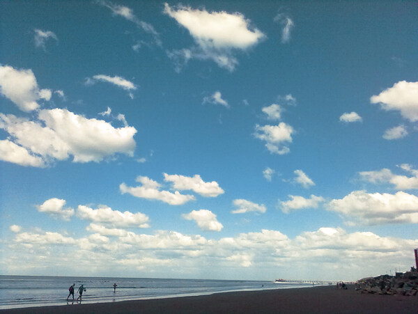 蓝天白云海滩图片