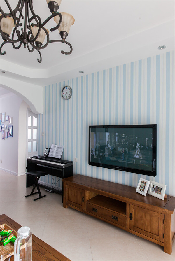 时尚温馨清新客厅钢琴挂钟高清电视机装修效果图