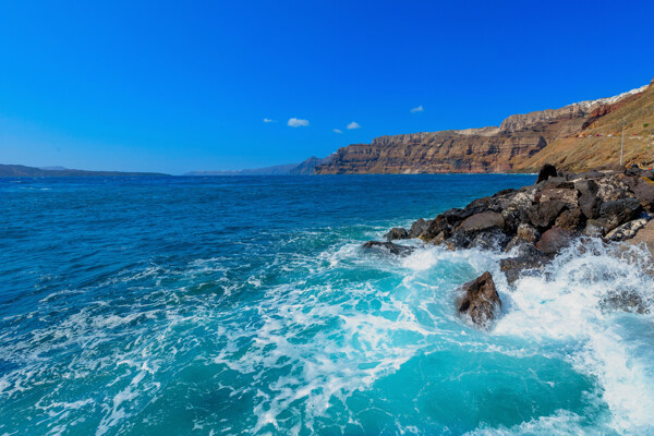 海边岩石和海浪图片