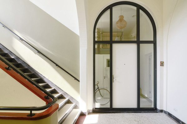 现代时尚大户型客厅深色楼梯室内装修效果图
