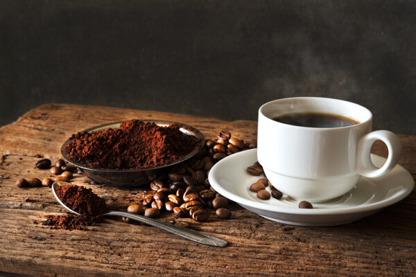 一杯咖啡杯与咖啡豆图片
