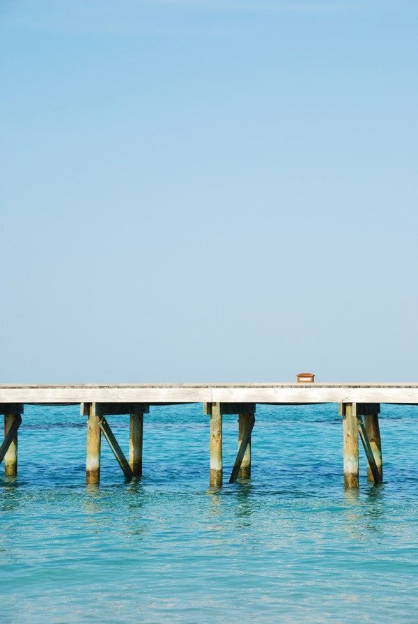 在一个美丽的马尔代夫海滩的木制码头桥
