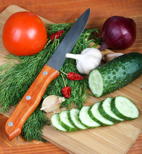 菜刀菜板与新鲜蔬菜