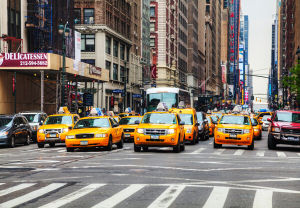 马路上的黄色出租车图片