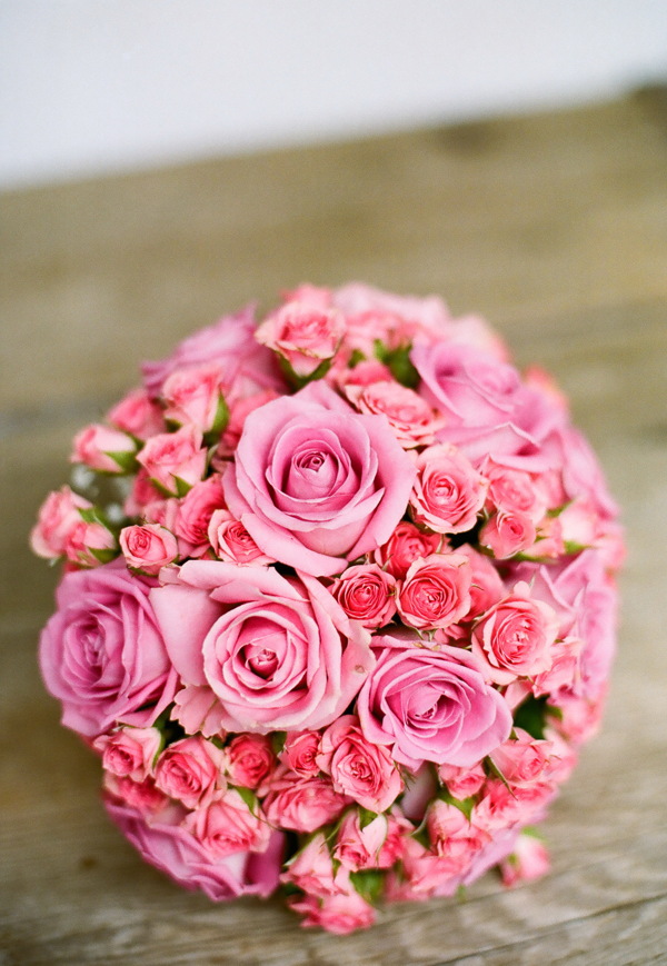 粉色玫瑰手捧花图片