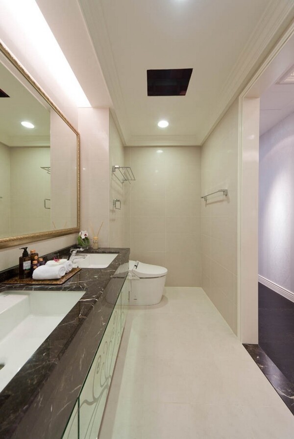 现代简约浴室浅褐色边框镜子室内装修效果图