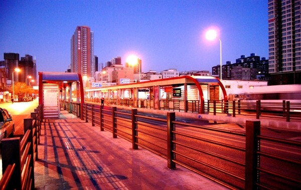 BRT公交站台图片