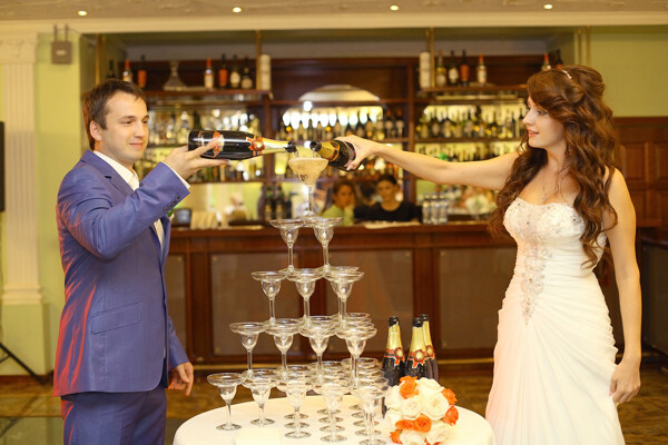 倒香槟的新婚夫妻图片