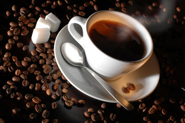 咖啡方糖和咖啡豆图片