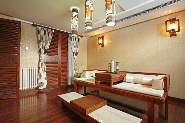 中式风情客厅柱体金色花纹吊灯室内装修图