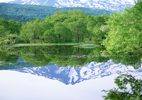美丽雪山湖泊风景图片