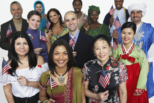 手拿美国国旗的世界人民图片