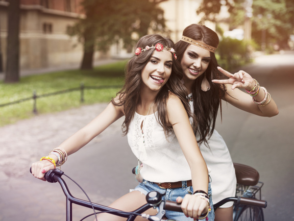 骑自行车的两个美女图片