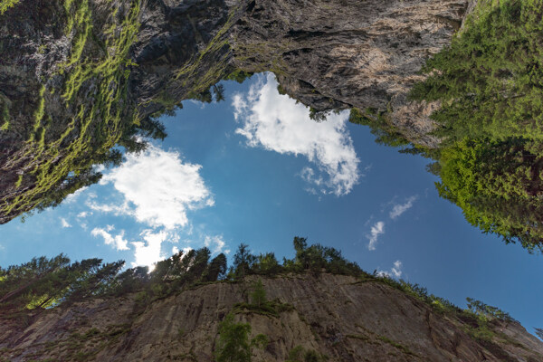 高清图片透过岩石上的缝隙看天空