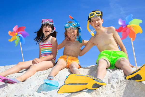 沙滩上的小孩子与风筝图片