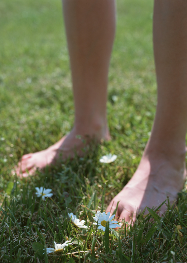 赤脚站立在草地上的女人图片