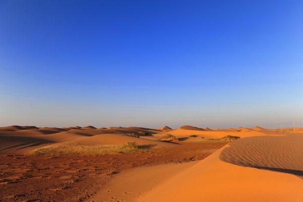 蓝天沙漠戈壁滩黄沙