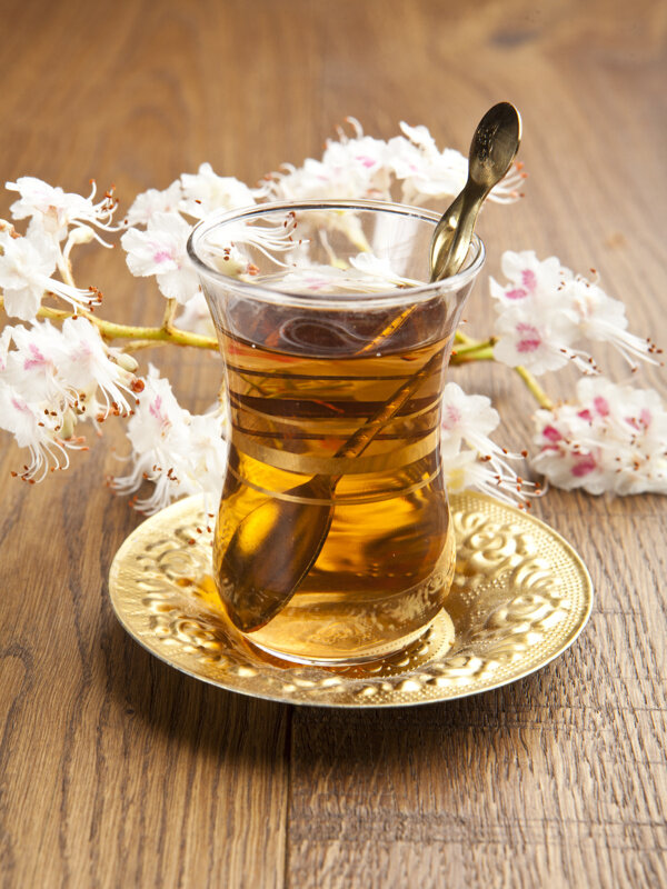 美丽鲜花与土耳其茶图片