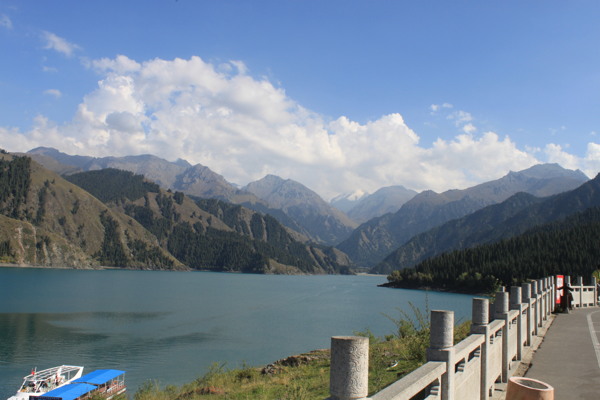 新疆天山天池风光图片