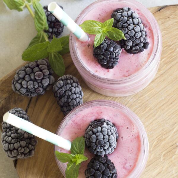 蓝莓黑莓酸奶奶昔甜品