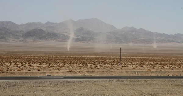 沙漠中的龙卷风图片
