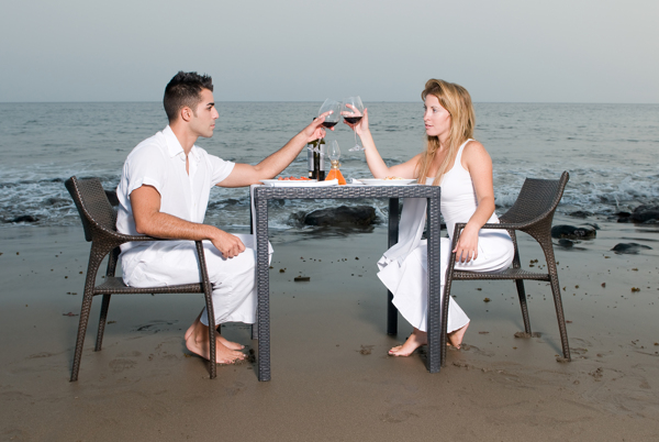 沙滩上喝酒的情侣图片