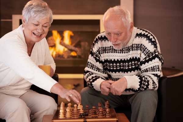 下象棋的老年夫妇图片