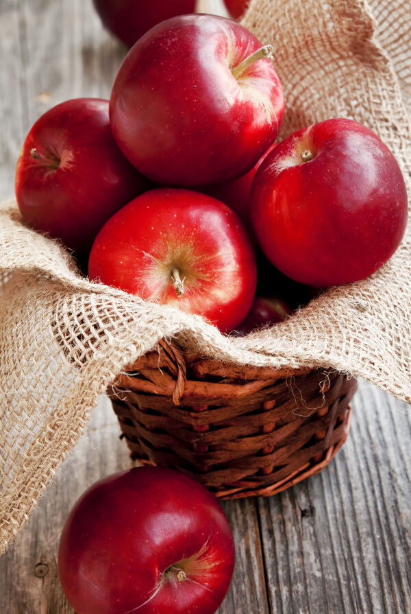 木板上的红苹果篮子