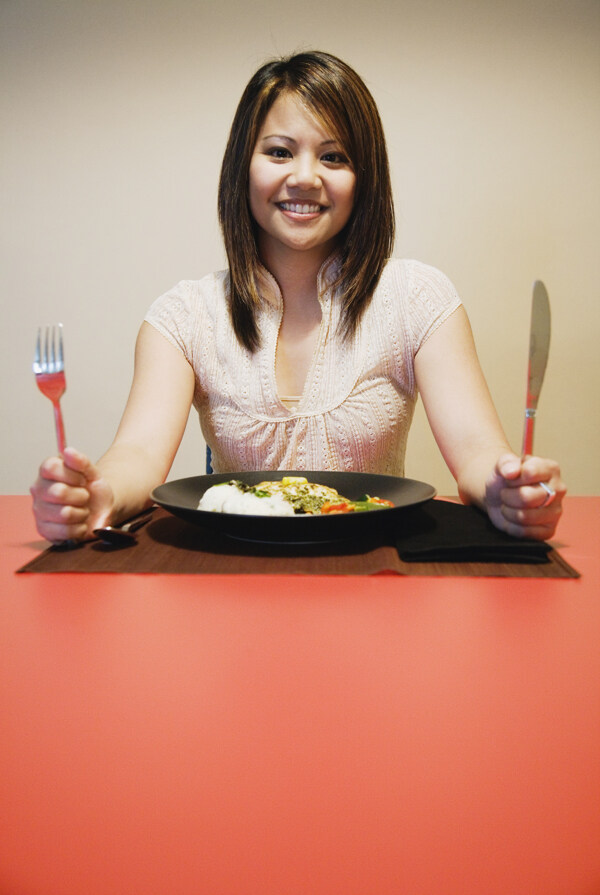 吃西餐的中国美女图片